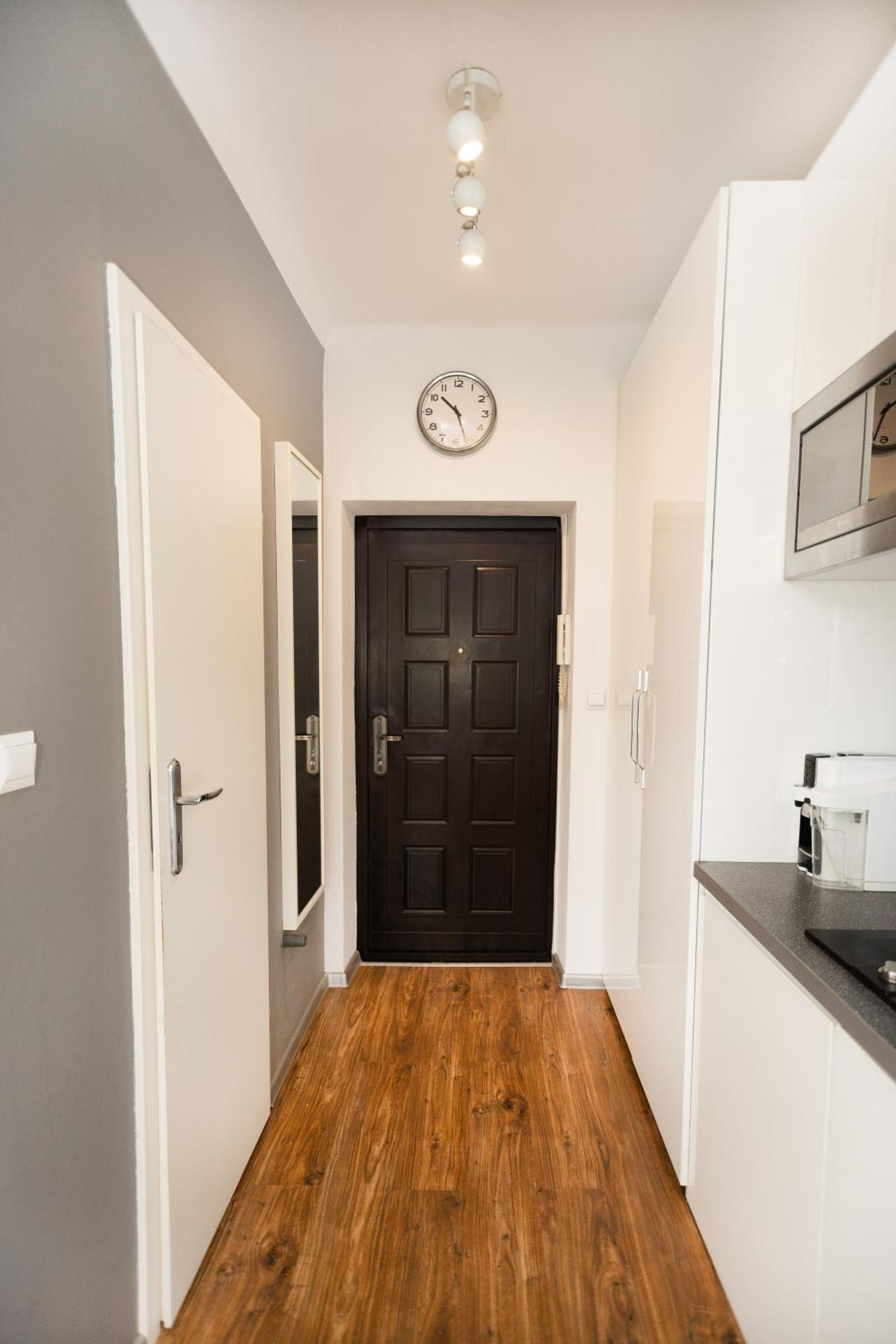 Cozy Studio Next To The Metro And City Center Варшава Экстерьер фото